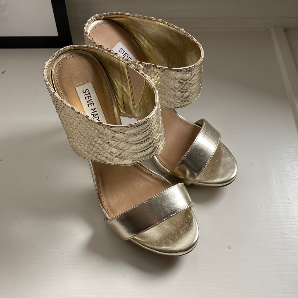 Steve Madden Sz 7.5 snake embossed gorgeous sandals.